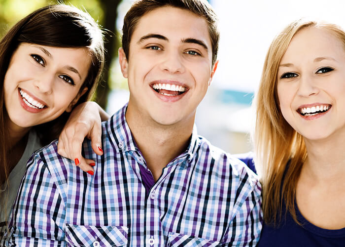 Invisalign Comprehensive with teen features Invisalign Teen - Start with a magical, straight smile to life</small>